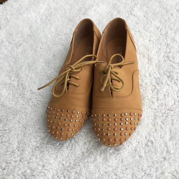 NWOT Nature Breeze Flats Size 7 Tan Studded - Picture 2 of 6